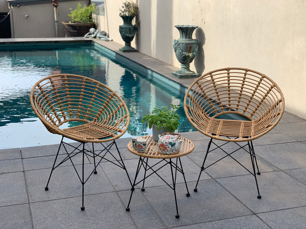 Outdoor patio setting Isla, 2 chairs and table, made from plastic/PU simulated cane, in natural cane finish. Pictured in a pool setting.